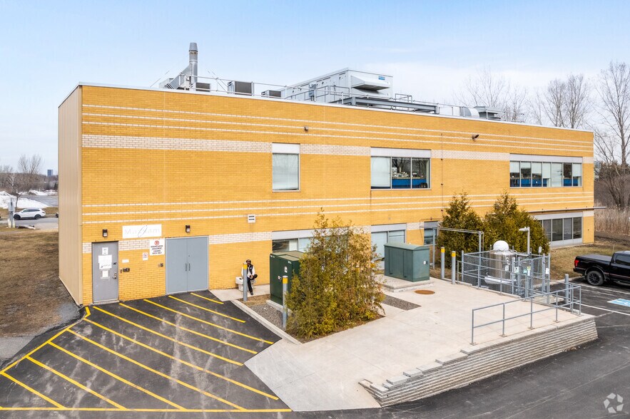 More Photos Of 7150 Rue Frederick-Banting, Montréal Office For Lease