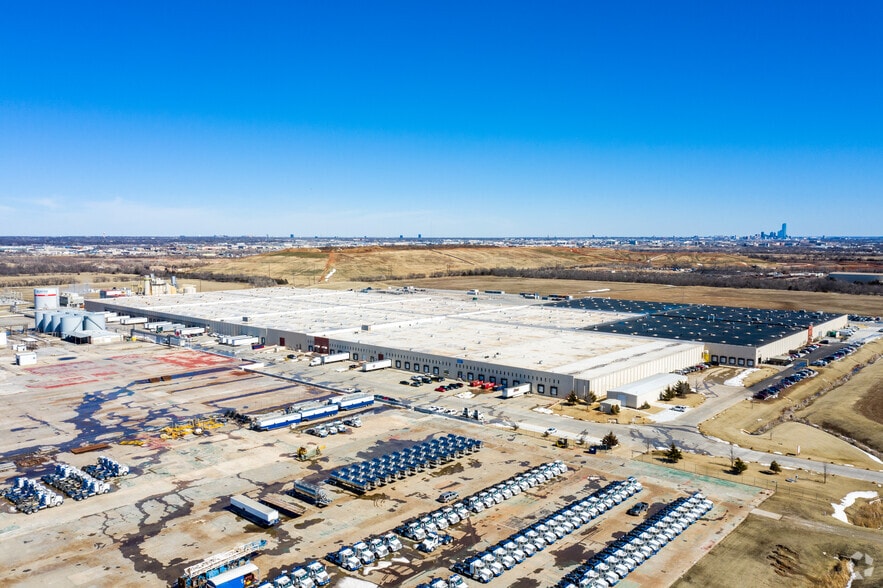 More Photos Of 7501 SW 29th St, Oklahoma City Distribution For Lease