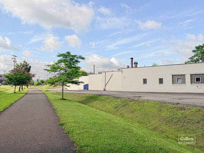 More Photos Of 533 Depot St, Latrobe Showroom For Lease