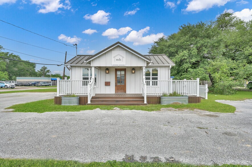 Primary Photo Of 724 W Main St, Tomball Storefront Retail Office For Sale