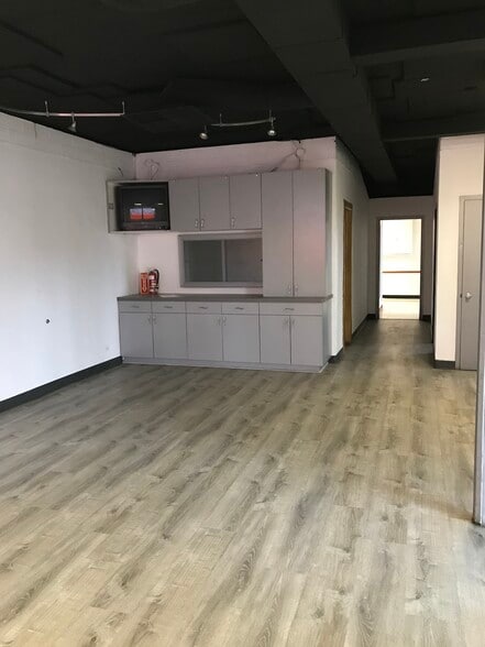 More Photos Of 4616 W Fullerton Ave, Chicago Light Manufacturing For Sale