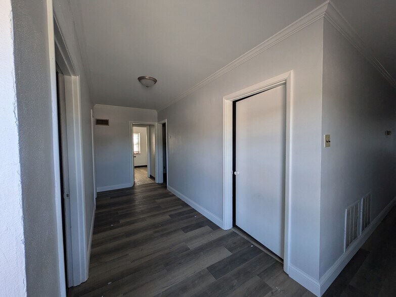 More Photos Of 1434-1436 Chambers Rd, Saint Louis Veterinarian Kennel For Sale