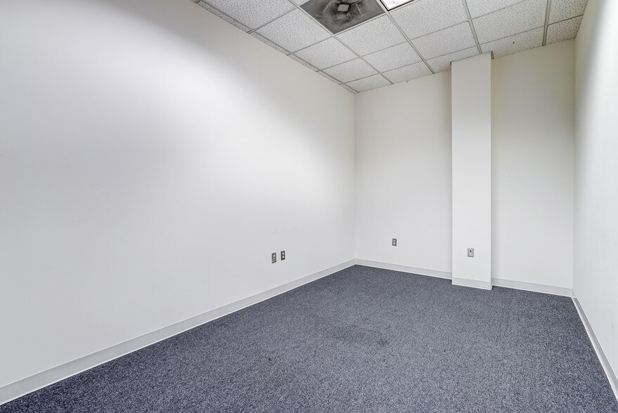 More Photos Of 901 Moorefield Park Dr, Richmond Office For Lease