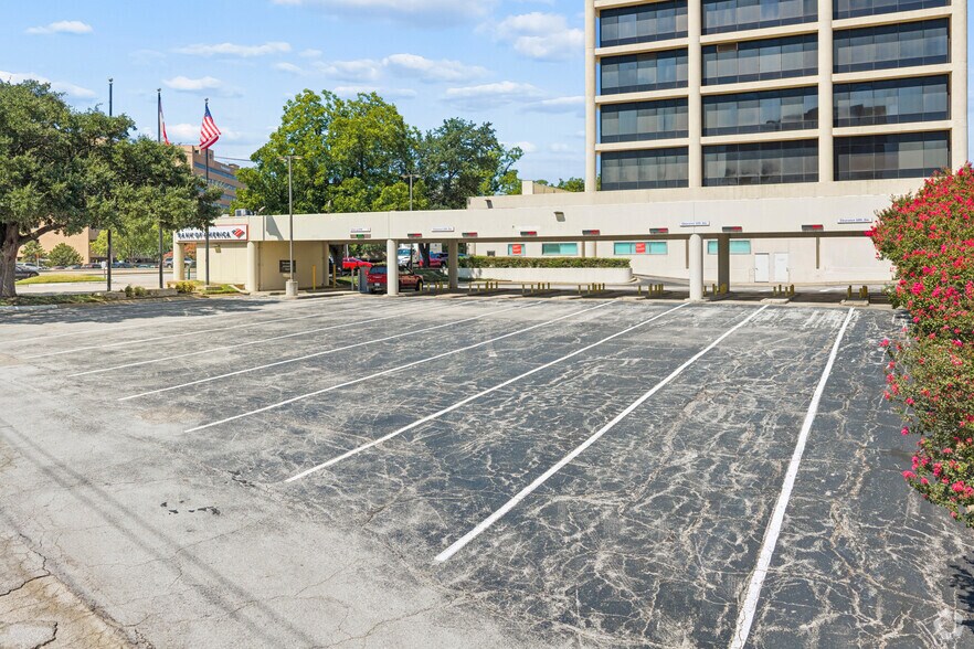 More Photos Of 7515 Greenville Ave, Dallas Medical For Lease
