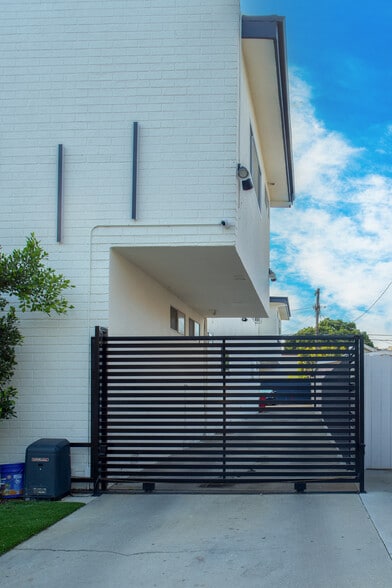 More Photos Of 1711 Granville Ave, Los Angeles Apartments For Sale