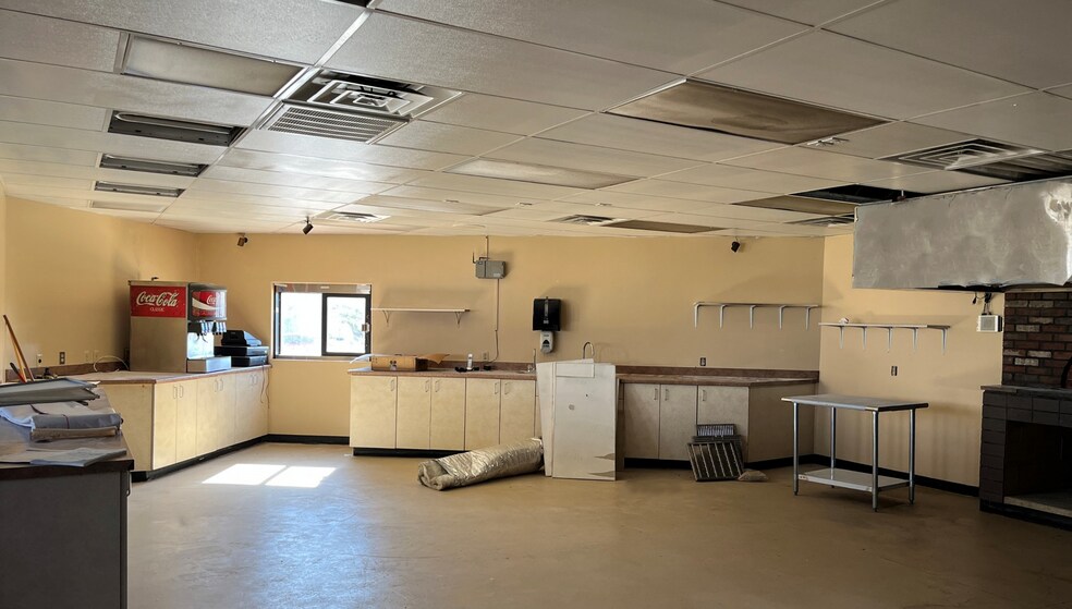 More Photos Of 933 W Main St, Farmington Restaurant For Lease