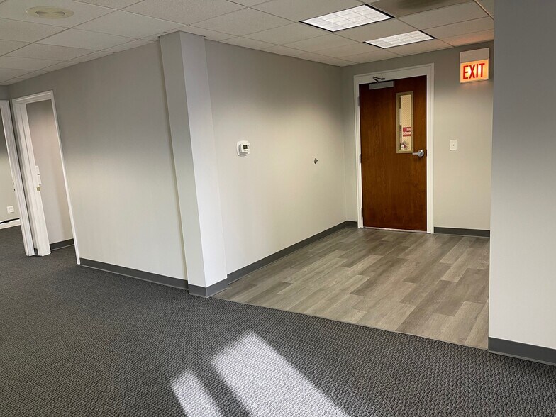 More Photos Of 110 S Hager Ave, Barrington Office For Lease