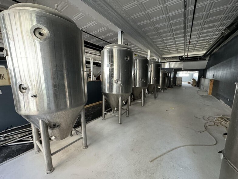 More Photos Of 137 S Main St, Adrian Storefront Retail Office For Lease