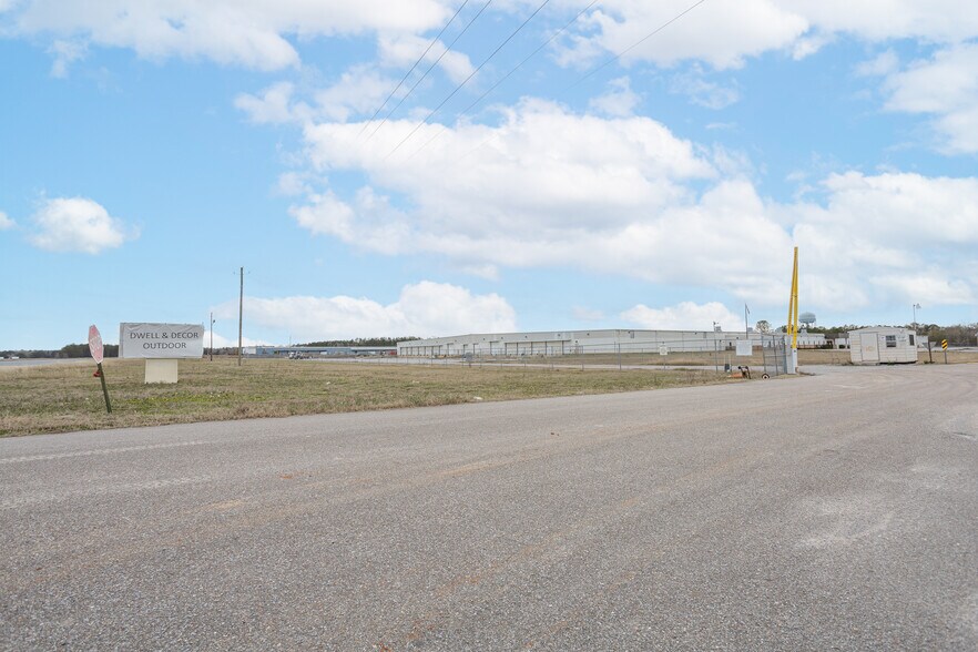 More Photos Of 942 W Park Dr, Selma Warehouse For Lease