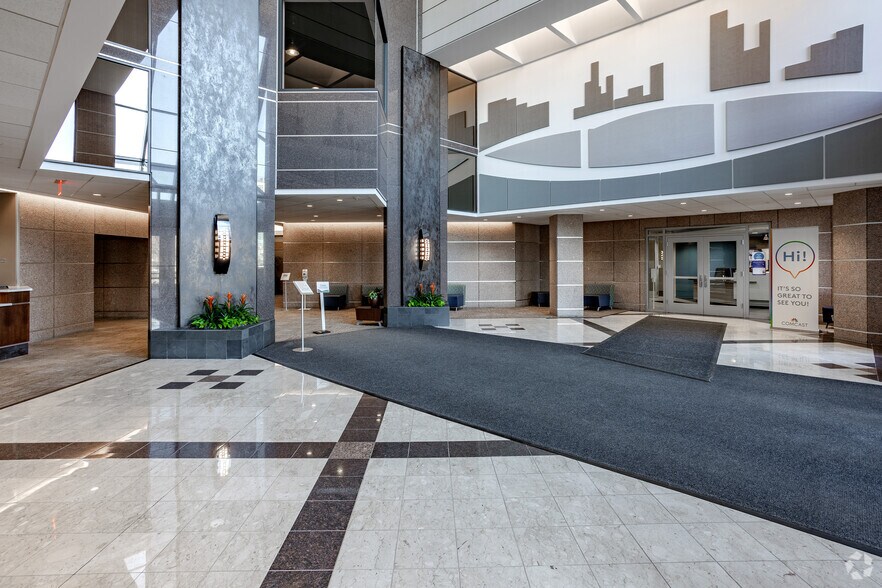 More Photos Of 10 River Park Plz, Saint Paul Office For Lease
