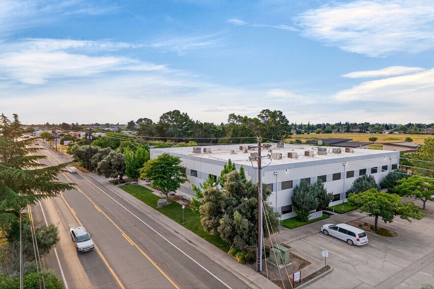 More Photos Of 604 E Walker St, Orland Office For Sale