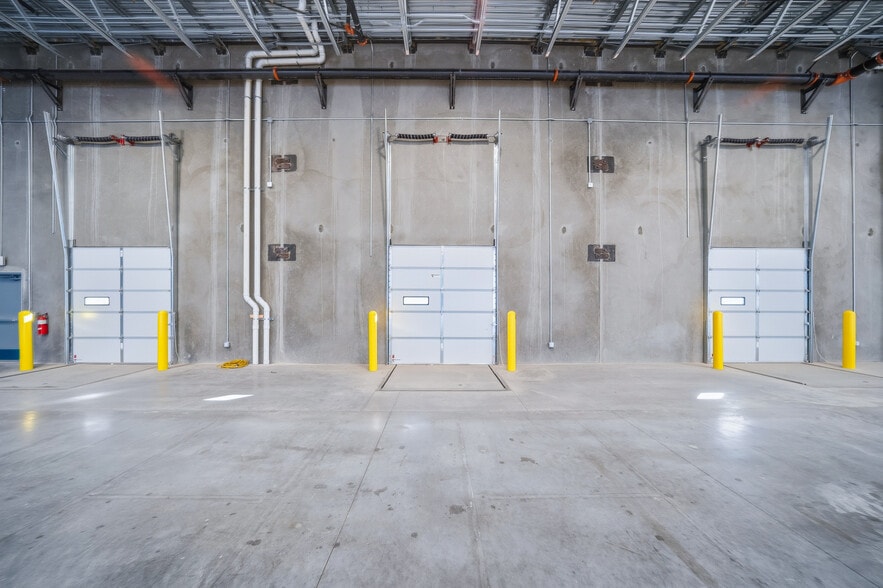 More Photos Of Laughlin Ranch Blvd, Bullhead City Warehouse For Lease