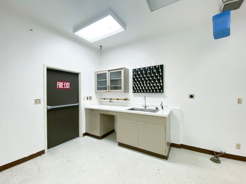 More Photos Of 11080 Irma Dr, Northglenn Manufacturing For Lease