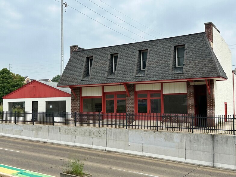 More Photos Of 322 W 3rd St, Bloomington General Retail For Sale