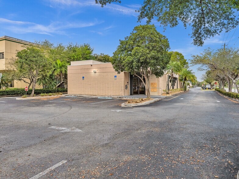 More Photos Of 4699 Nob Hill Rd, Sunrise Medical For Sale