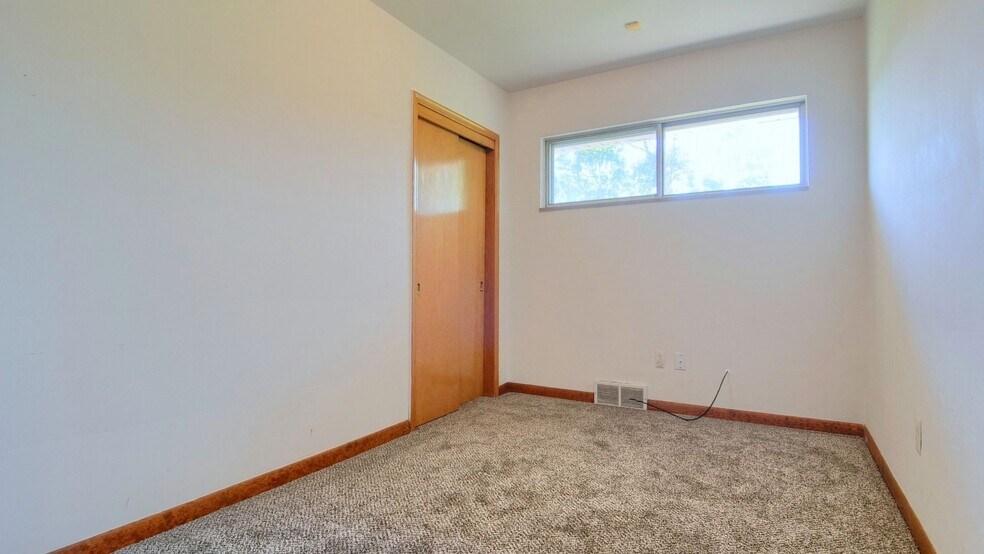 More Photos Of 42431 Mound Rd, Sterling Heights Storefront For Sale