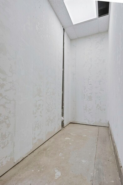 More Photos Of 4403-4411 SW 3rd St, Oklahoma City Showroom For Lease