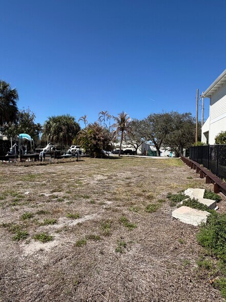 More Photos Of 4575 SE Dixie Hwy, Stuart Office For Sale