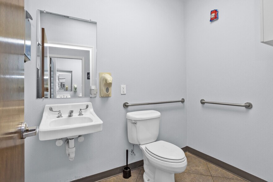 More Photos Of 1207 N Fm 3083 Rd, Conroe Distribution For Lease