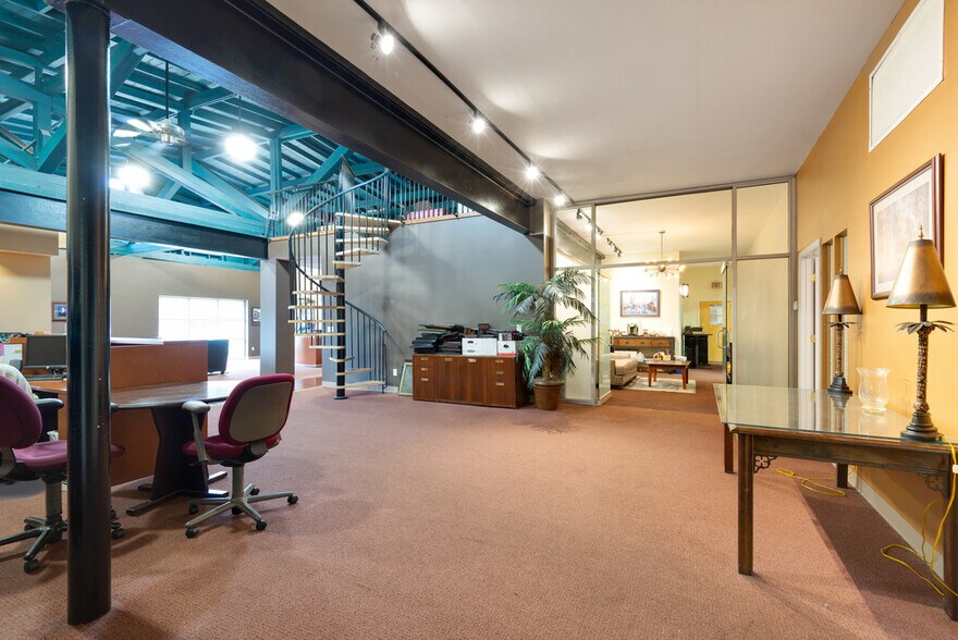 More Photos Of 122 S Calhoun St, Tallahassee Office For Lease