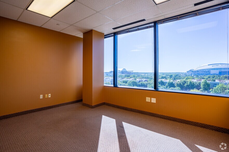 More Photos Of 1250 E Copeland Rd, Arlington Office For Lease