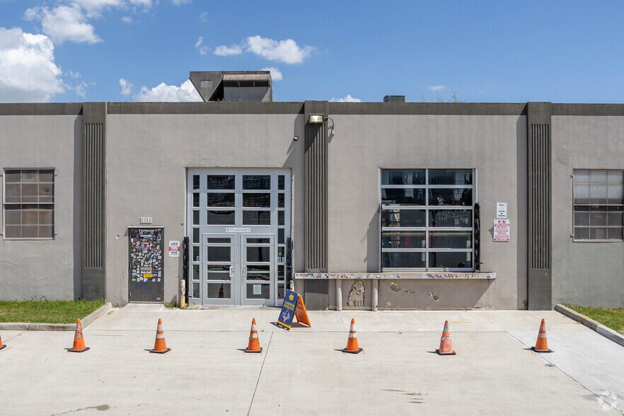 More Photos Of 2202 Dallas St, Houston Warehouse For Lease
