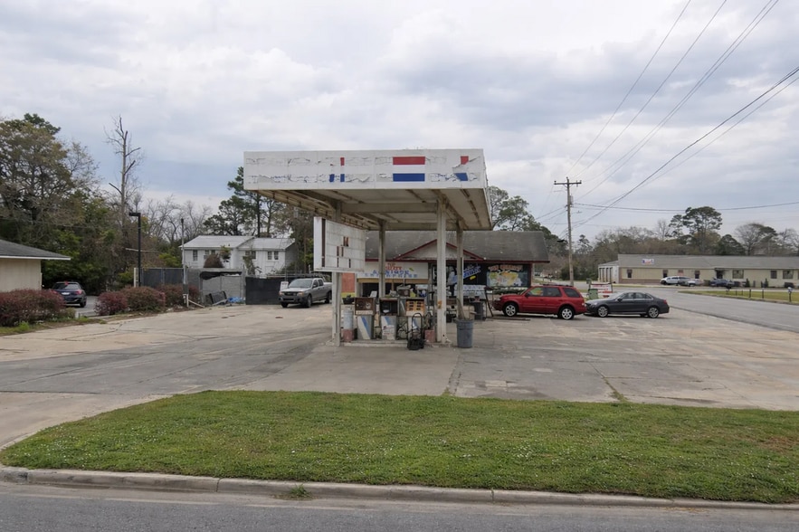 More Photos Of 300 N Hutchinson Ave, Adel Service Station For Sale