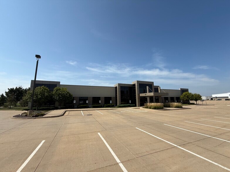 More Photos Of 1450 N Center Point Rd, Hiawatha Office For Lease