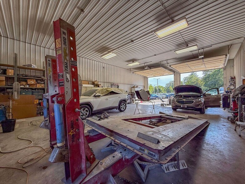 More Photos Of 888 Commercial Blvd, Herculaneum Warehouse For Sale