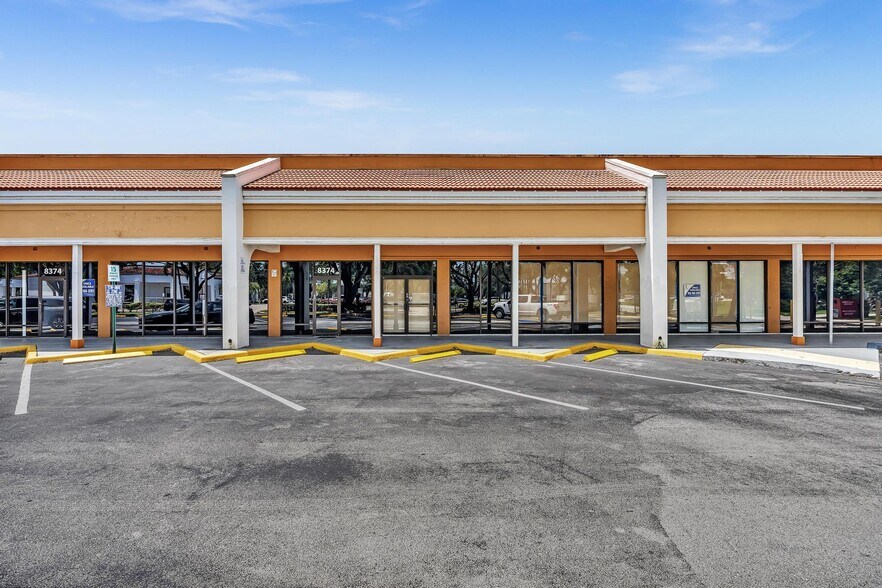 More Photos Of 8030-8384 N Pines Blvd, Pembroke Pines General Retail For Lease