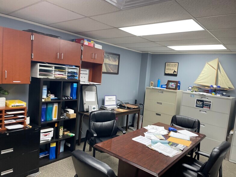 More Photos Of 1912 W Rendelman St, Marion Flex For Sale