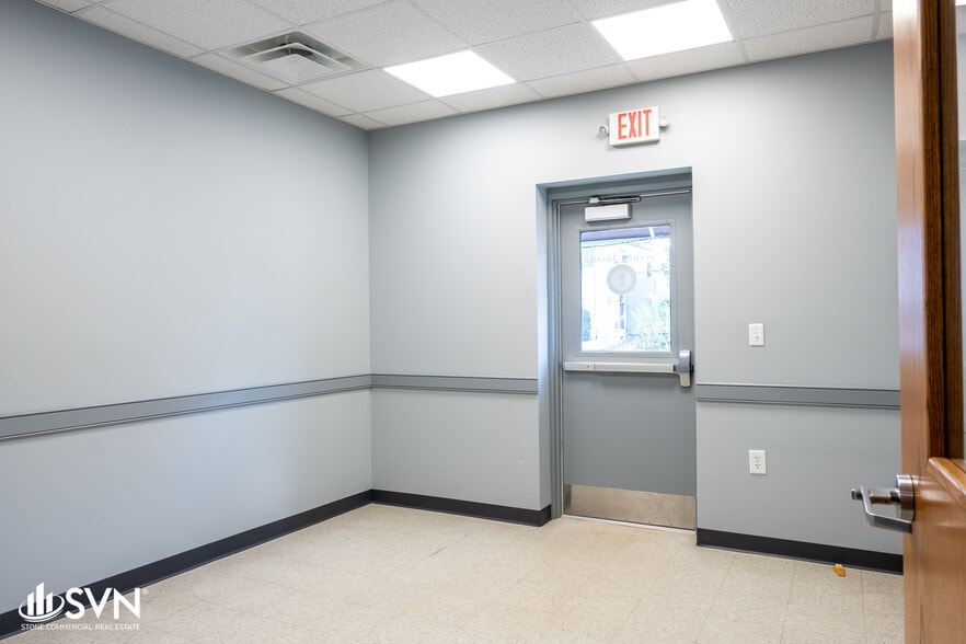 More Photos Of 1031 Lexington Rd, Georgetown Freestanding For Lease