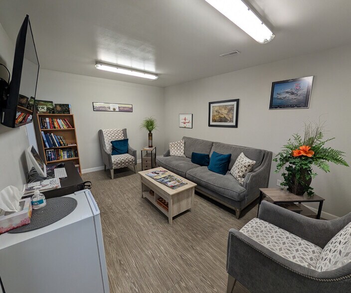 More Photos Of 242 12B St N, Lethbridge Warehouse For Sale