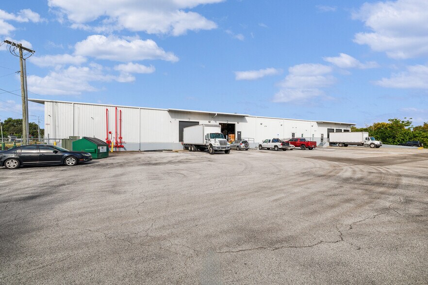More Photos Of 2910-2930 Maine Ave, Lakeland Distribution For Sale