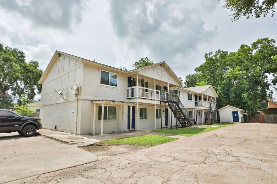 More Photos Of 1312 W Adoue St, Alvin Apartments For Sale