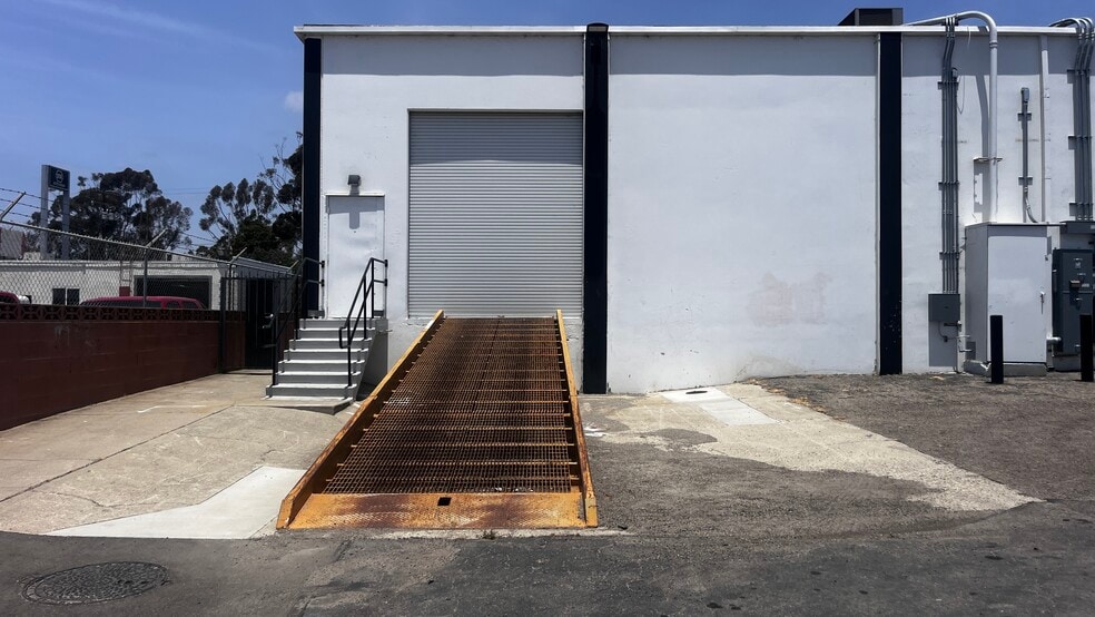 More Photos Of 3860 E Main St, Ventura Freestanding For Lease