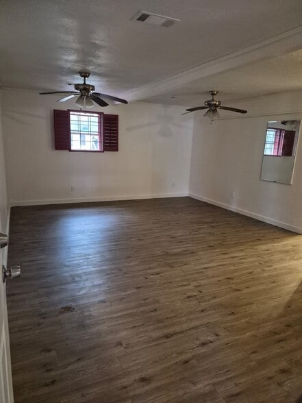 More Photos Of 701 E Pine St, Edgewood Flex For Sale