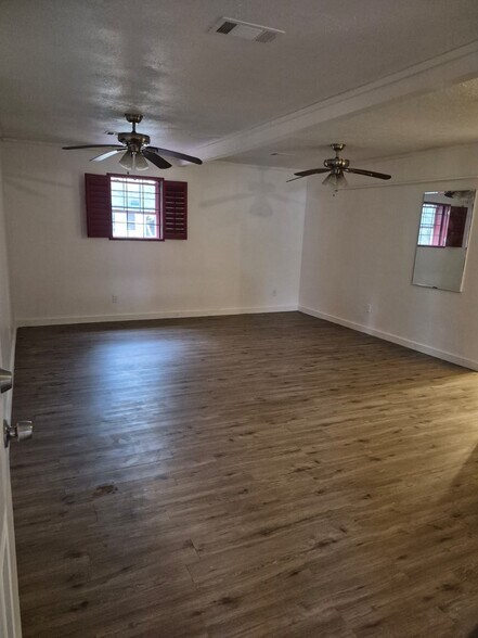 More Photos Of 701 E Pine St, Edgewood Flex For Lease