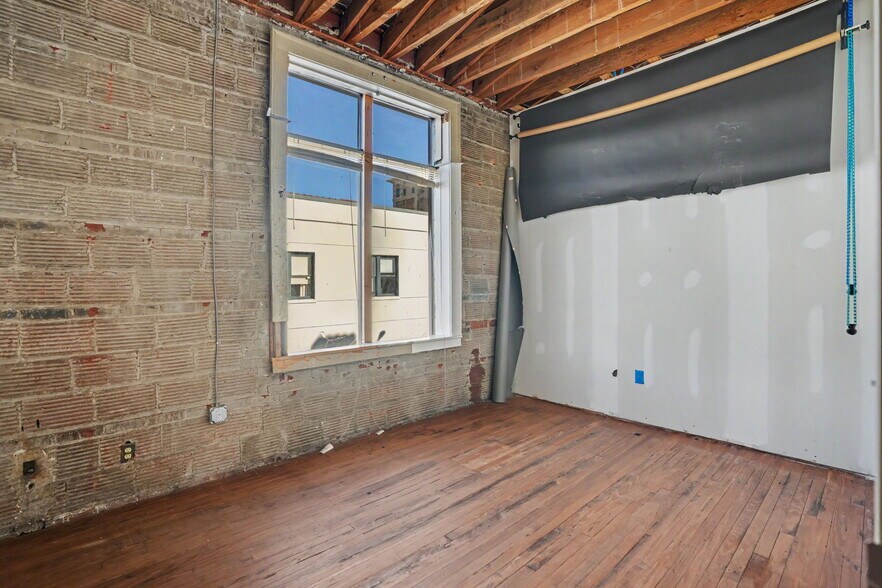 More Photos Of 101 E Broughton St, Savannah Storefront Retail Office For Lease