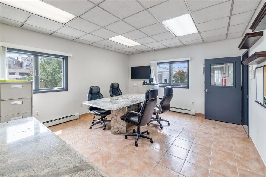 More Photos Of 456 Walker St, Fairview Flex For Lease