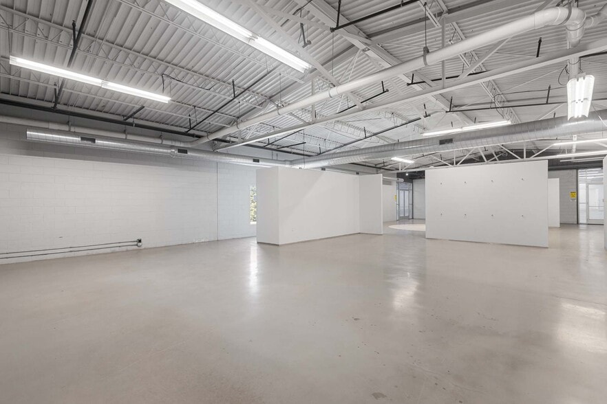 More Photos Of 7878 Gull Rd, Richland Warehouse For Lease