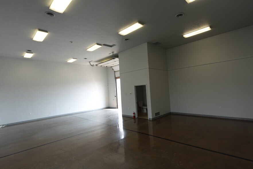 More Photos Of 6010-6012 E Trent Ave, Spokane Showroom For Lease