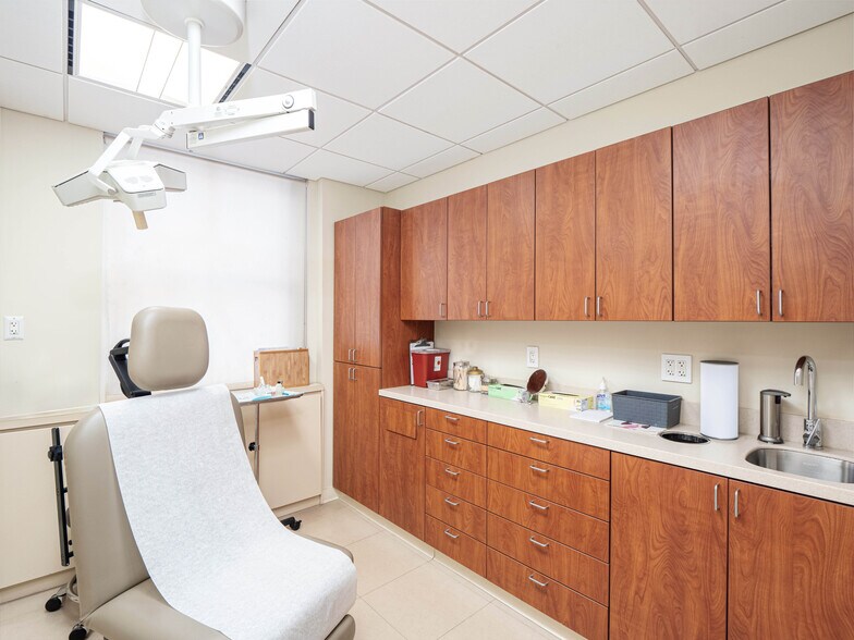 More Photos Of 115 E 61st St, New York Medical For Sale
