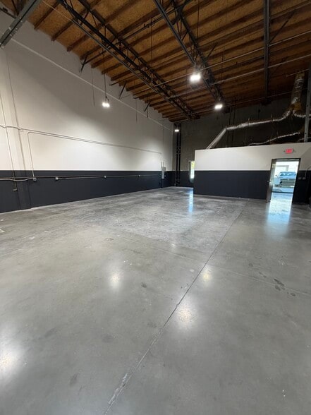 More Photos Of 42095 Zevo Dr, Temecula Warehouse For Lease