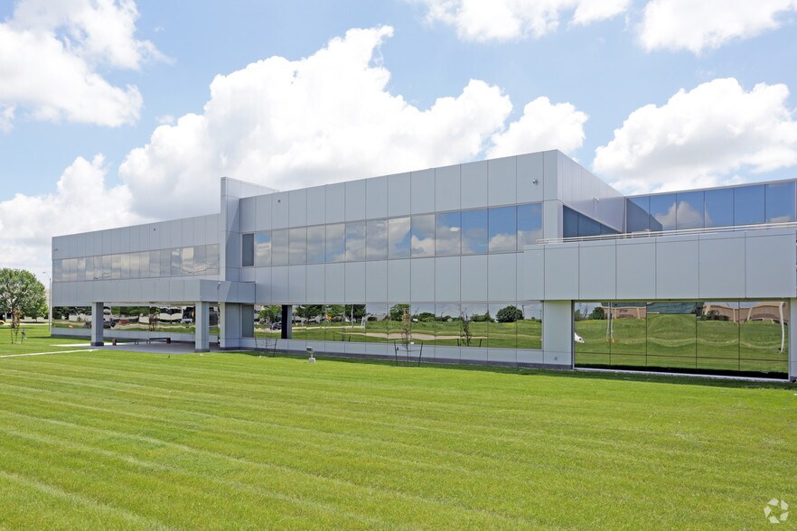 More Photos Of 12100 Meredith Dr, Urbandale Office For Lease