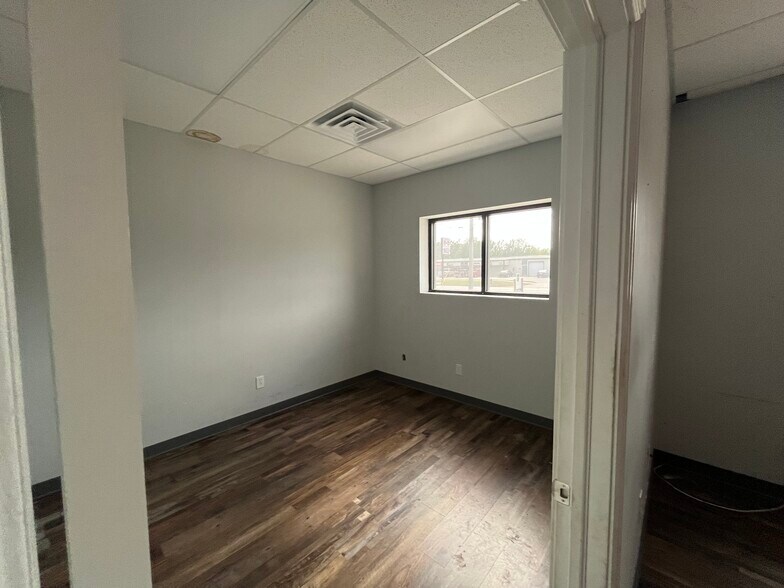 More Photos Of 206 N West St, Wichita Industrial For Lease