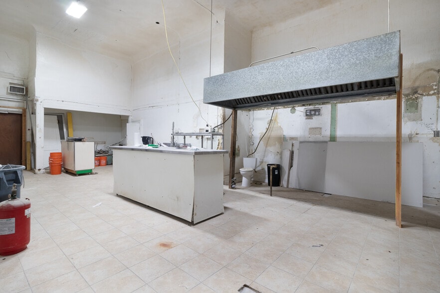 More Photos Of 111-113 N Flores St, San Antonio Storefront Retail Residential For Sale