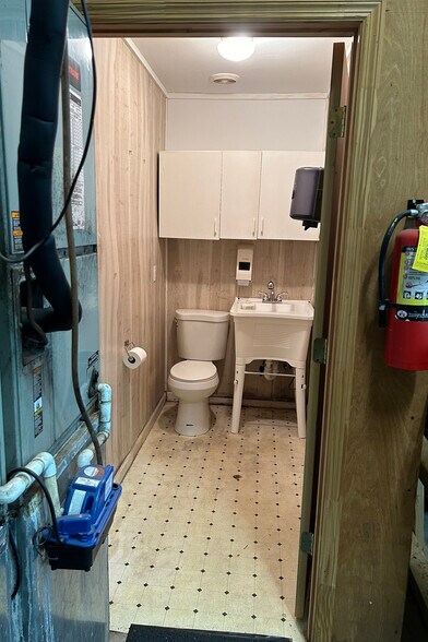 More Photos Of 515 S Noble St, Anniston Light Distribution For Sale