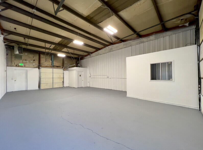 More Photos Of 1790 Jasper St, Aurora Light Manufacturing For Lease