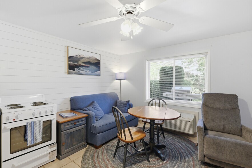 More Photos Of 7001 Savona Access Rd, Thompson-Nicola Hotel For Sale